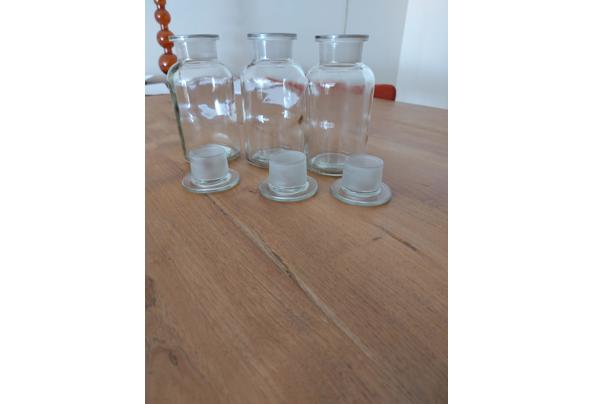 Drie glazen apothekerspotten  - 17552724383448467397577672938631