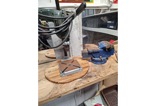 Bankschroef, kolomboor, volle trolley met gereedschap - 20250512_114002