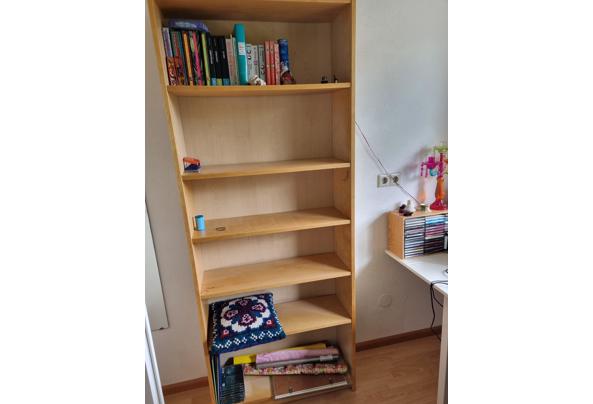 Boekenkast en 2 legkasten - 20260614_103654