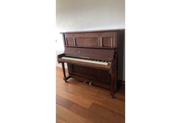 Antieke piano bruin: 1917 - piano1
