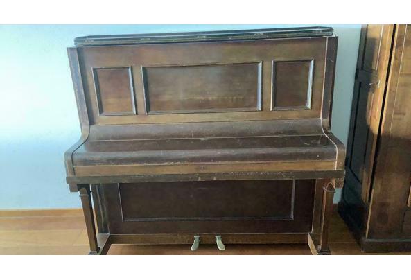 Antieke piano bruin: 1917 - piano2
