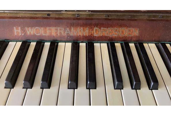 Antieke piano bruin: 1917 - piano3