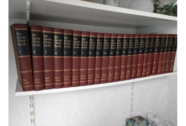Mooie Oosthoek encyclopedie. Een sieraad in een boekenkast - 17747935227955839187663500976163