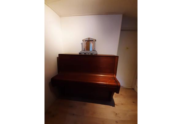 Roodbruin houten piano zoekt nieuwe eigenaar - 20231022_171543