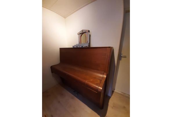 Roodbruin houten piano zoekt nieuwe eigenaar - 20231022_171602