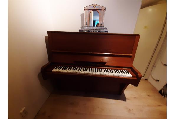 Roodbruin houten piano zoekt nieuwe eigenaar - 20231022_174118