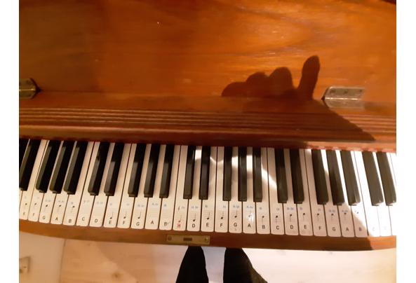 Roodbruin houten piano zoekt nieuwe eigenaar - 20231022_174132