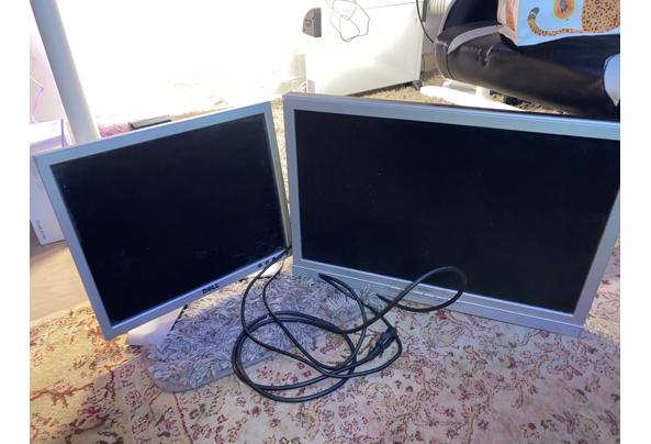 twee computer monitoren incl. standaard en kabel - 6A6679EB-23BC-433F-9D09-CC43A2669358