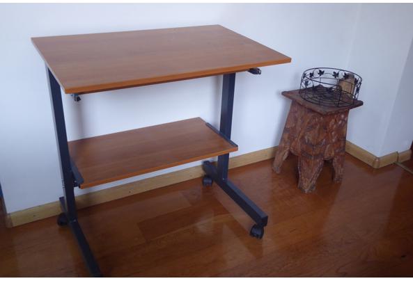Computer tafel met uitschuifblad voor het toetesenbord - P1020329.JPG