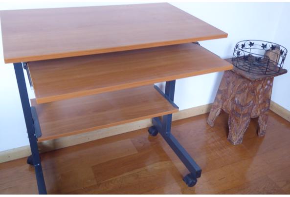 Computer tafel met uitschuifblad voor het toetesenbord - P1020330.JPG
