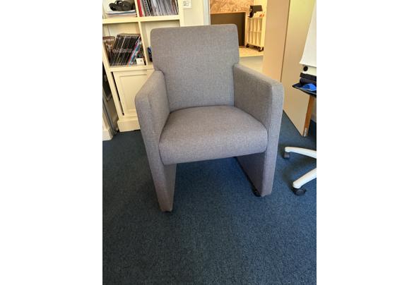 Mooie set van vier grijze stoffen eetkamerstoelen - D15D170E-5797-43F3-AC86-2360A9F62585 Mooie set van vier grijze stoffen eetkamerstoelen - D15D170E-5797-43F3-AC86-2360A9F62585