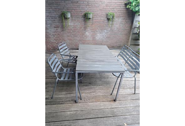 Buitentafel met stoelen - 17877609608944670898682911285899