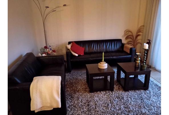 2 zwarte banken, 2 zwarte bijzettafels, grijs hoogpolig tapijt - IMG-20251213-WA0008