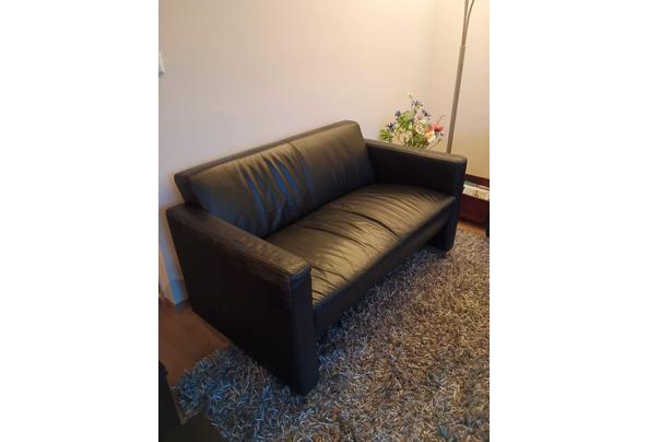 2 zwarte banken, 2 zwarte bijzettafels, grijs hoogpolig tapijt - IMG-20251213-WA0009