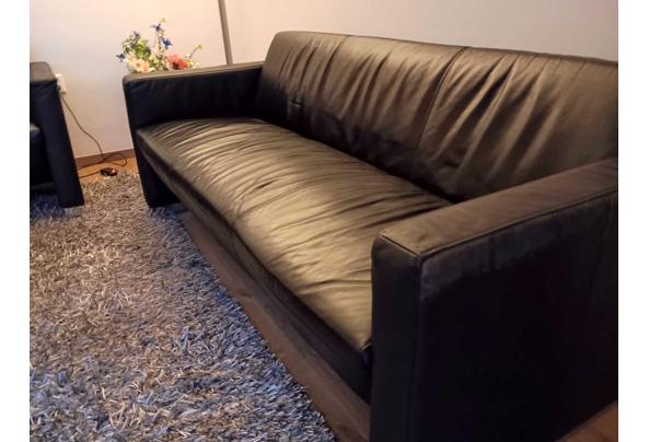 2 zwarte banken, 2 zwarte bijzettafels, grijs hoogpolig tapijt - IMG-20251213-WA0011