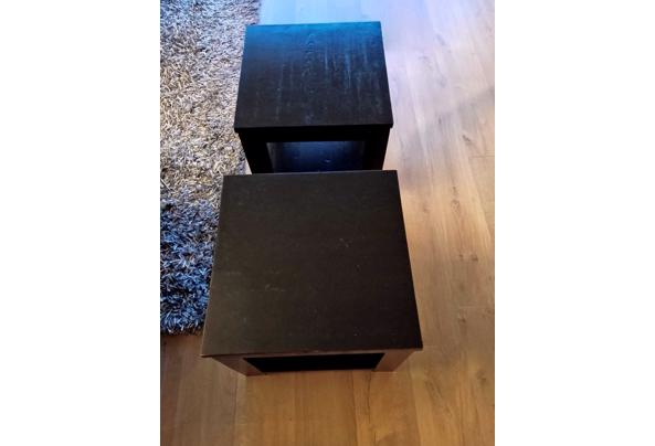 2 zwarte banken, 2 zwarte bijzettafels, grijs hoogpolig tapijt - IMG-20251213-WA0015