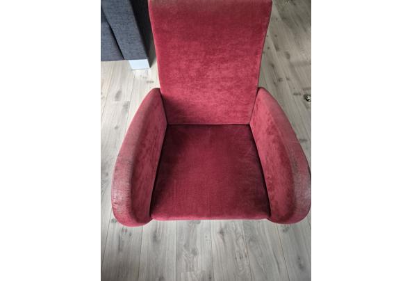 Bordeauxrode stoel - 17609747725598619354227431461301