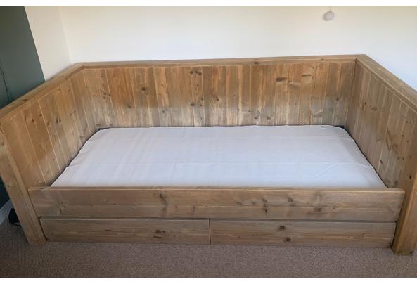 Eenpersoonsbed steigerhout 90x200 met 2 laden - IMG-20231112-WA0013