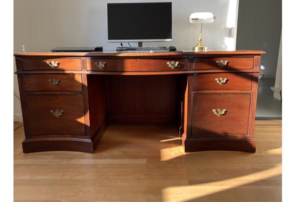 Teakhouten bureau met bureaustoel.  - IMG_4958