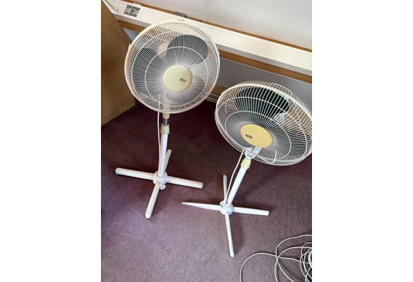twee ventilatoren op statief - IMG_1939