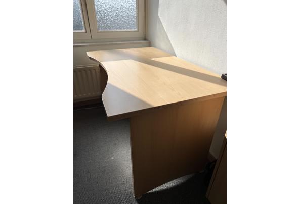 Bureau stevig, met lichte gebruikssporen  - IMG_0234