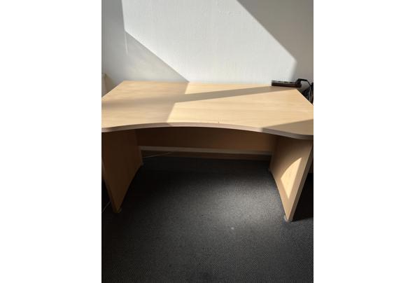 Bureau stevig, met lichte gebruikssporen  - IMG_0236