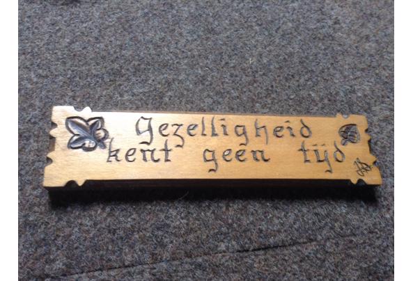 SPREUK GEBRAND OP HOUTEN PLANK EN EIGEN HAARD IS GOUD WAARD in