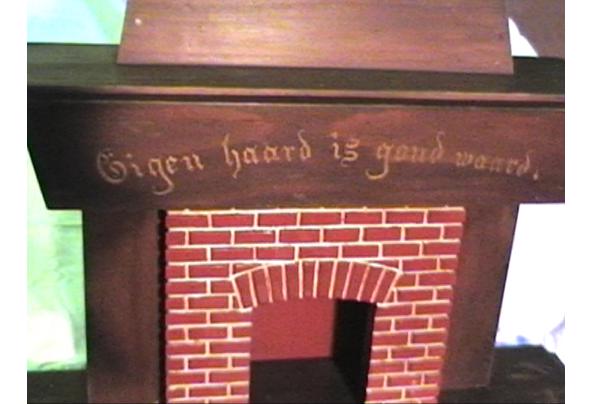 SPREUK GEBRAND OP HOUTEN PLANK EN EIGEN HAARD IS GOUD WAARD in