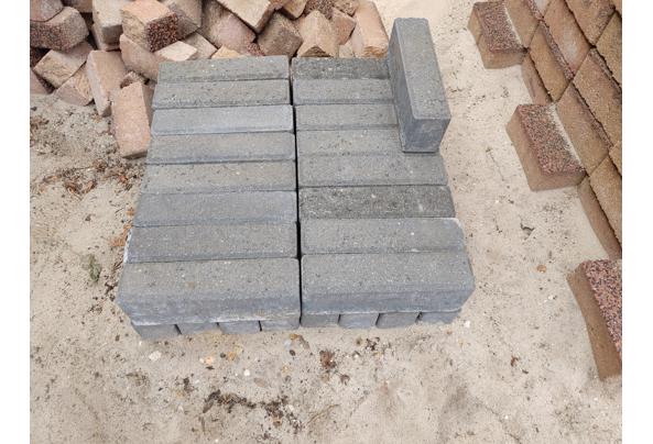 mooie sierbestrating beton met natuurstenen bovenlaag - foto-totaal-5x20x7-antraciet_637979738899336861