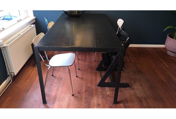 Eettafel zwart, houten blad stalen frame - C7BB122E-F258-4388-A984-EC4BFF14613A