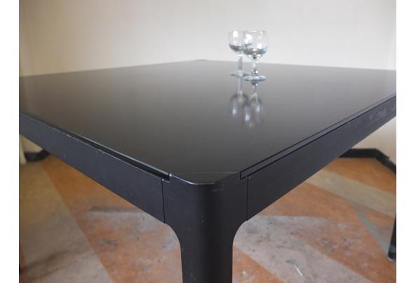 Glazen zwarte tafel met metalen structuur - S0601101.JPG
