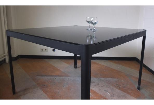 Glazen zwarte tafel met metalen structuur - S0631107.JPG