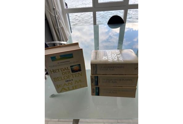 Volledige serie (4 delen) beginnend bij de Stam van de holebeer van Jean M.Auel - IMG_4203