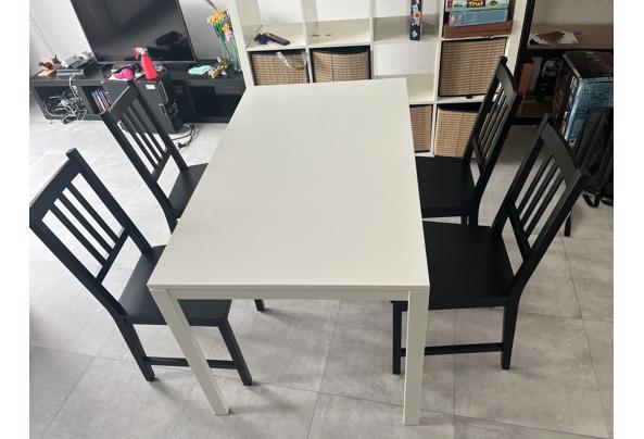 IKEA tafel en vier houten stoelen - IMG_1424