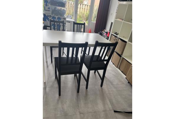 IKEA tafel en vier houten stoelen - IMG_1425