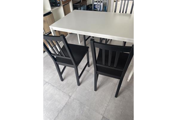 IKEA tafel en vier houten stoelen - IMG_1426