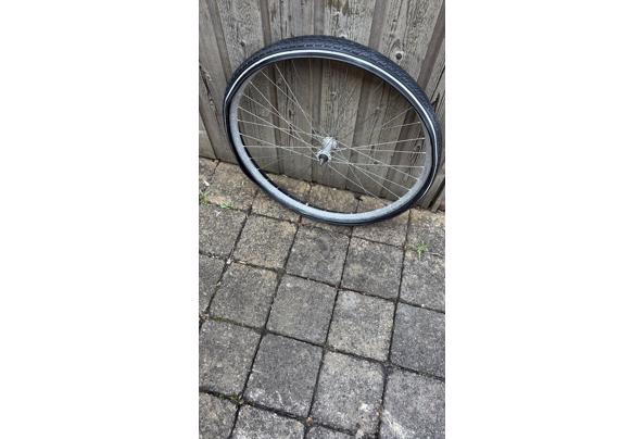 Gebruikte getrommelde tegels voor in de tuin. 2verschillende maten en meerdere zachte kleuren  zoals - 0F6ABF03-FE0F-4C32-A27A-28940AFA51B5