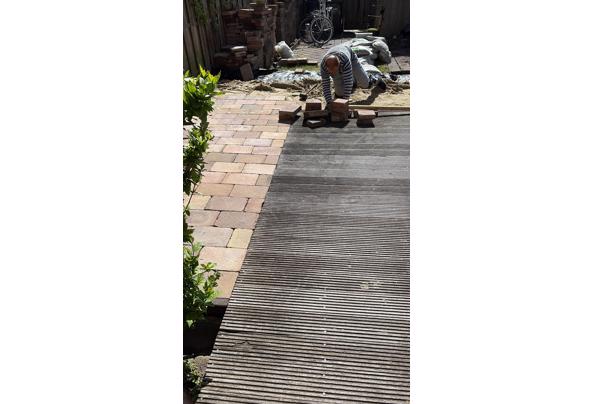 Gebruikte getrommelde tegels voor in de tuin. 2verschillende maten en meerdere zachte kleuren  zoals - 11A1AFC0-CB15-4114-BAD8-F0556CE32566