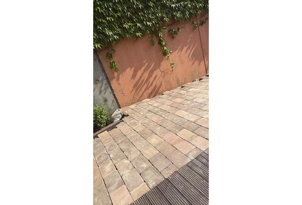 Gebruikte getrommelde tegels voor in de tuin. 2verschillende maten en meerdere zachte kleuren  zoals - 772A66BA-9609-4704-9D4C-4C8019600261