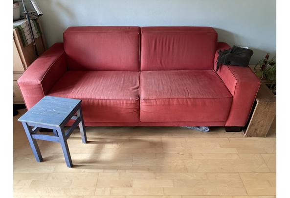Rode bank, lichte verkleuringen. In goede staat, 2 kleine slijtplekken - bank