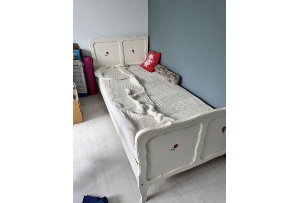 1 persoons bed beschilderd met roosjes - IMG_9518
