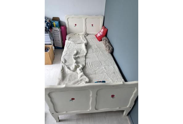 1 persoons bed beschilderd met roosjes - IMG_9519