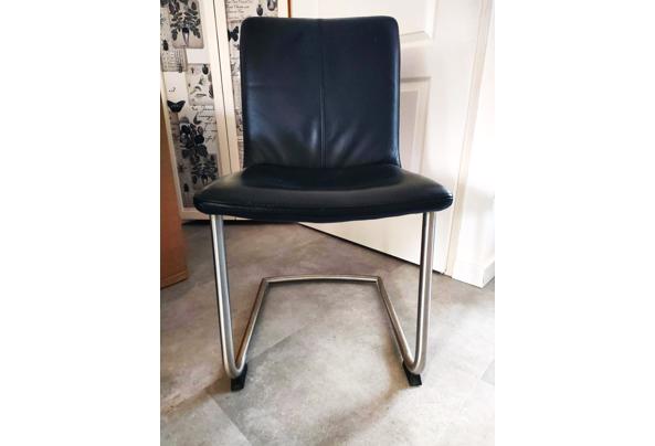 Vier zwart lederen eetkamerstoelen - Afbeelding-van-WhatsApp-op-2025-09-29-om-16-38-55_b178f070