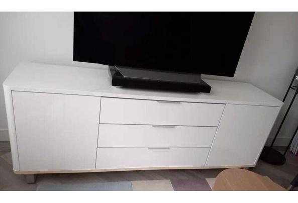  (Zwaar) TV kast, 2 deurtjes 3 laden, wit, lengte 200 X 50x 75 cm. Lichte beschadiging en een losse poot, maar verder in goede staat.  - IMG-20241119-WA0000