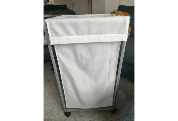 Witte wasmand op wieltjes met ijzeren frame - IMG20230827110120