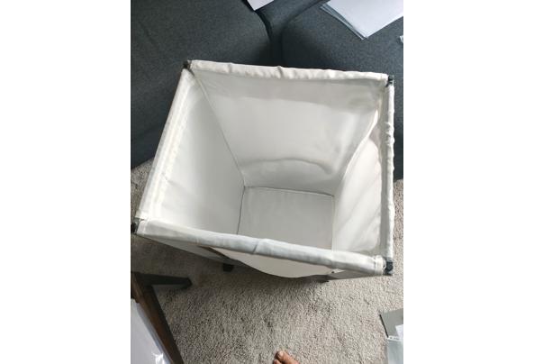 Witte wasmand op wieltjes met ijzeren frame - IMG20230827110217