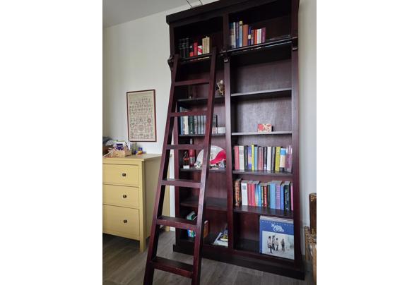 Donkerrode houten bibliotheekkast met trap - 20260324_153258