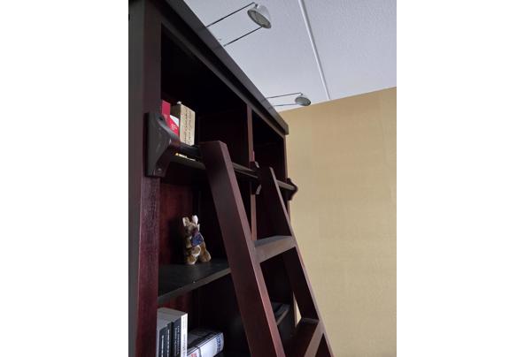 Donkerrode houten bibliotheekkast met trap - 20260324_153344