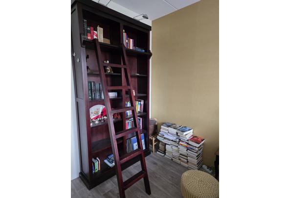 Donkerrode houten bibliotheekkast met trap - 20260324_153356