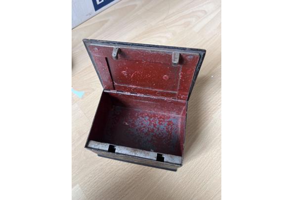 Metalen kistje/ kluisje  de sleutel zit er niet bij. Ik - image